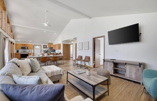 Serene Escape at Big Bass Lake & Pool Access - Foto 12