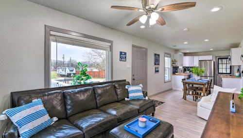 Lake Granbury Getaway about 1 Block to Waterfront - Foto 3