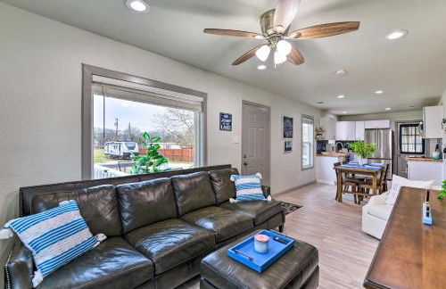 Lake Granbury Getaway about 1 Block to Waterfront - Foto 3