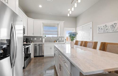 NEW Youngsville Escape KING Beds Cajun Luxury WiFi - Foto 25