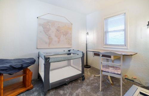 King Bed, Stocked Kitchen, Easy Driveway Parking, 2mi to Downtown & Coliseum - Foto 6