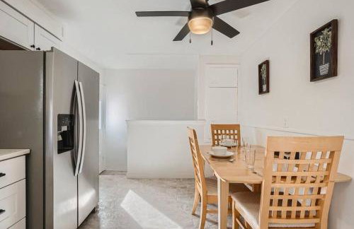 Serene, Spacious Home in Quiet Neighborhood with Fenced Yard - Foto 7
