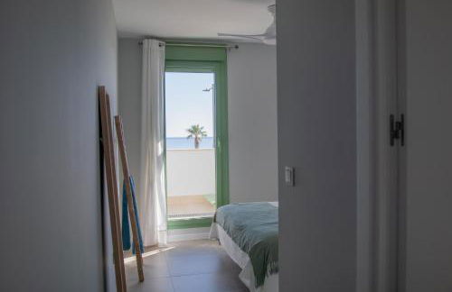 Precioso apartamento frente a la playa con piscina - Foto 34