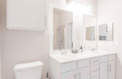 Spacious 2BR King Bed Suites Close to Downtown and Airport - Foto 26