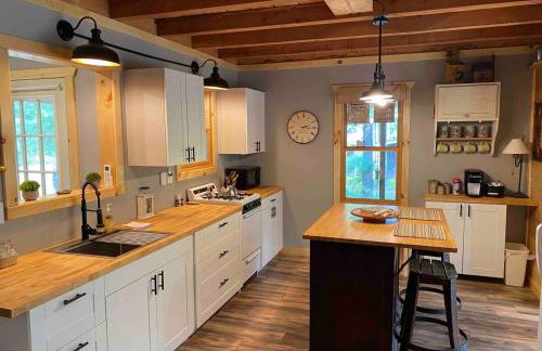 Cabin in the woods with fire pit and porch - Foto 32