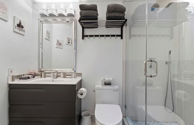 Family-friendly 5BR Home w/ Heated Pool & Parking - Foto 40