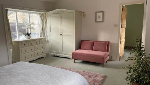 Cupcake Cottage: Quintessential Cotswold Cottage - Foto 3, wardrobe