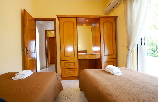 Agios Georgios - 2 Beds - Sleeps 5 - Free Parking - Foto 5
