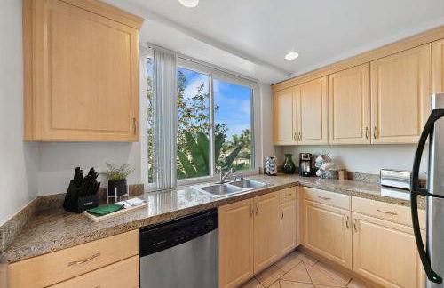 Beverly Hills Glamour Oasis 2 BR Apt with Parking 304 - Photo 15