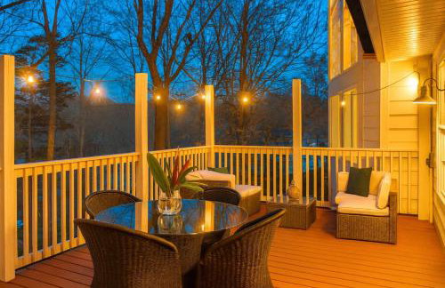 Waterfront Retreat with Spectacular Interior, Jacuzzi and Game Room in NC - Foto 21