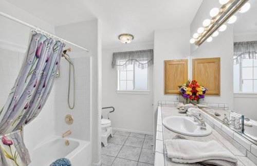 4BR Desert Oasis near Valley and Vegas - Foto 35