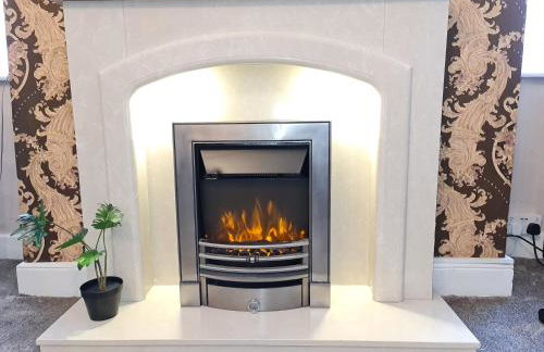 Large 3 Bed Flat, Free Parking-by Holiday Homes - Foto 21