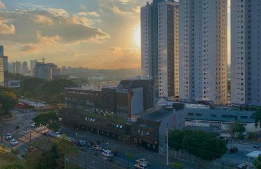 707- Apartamento Encantador, amplo e decorado, quarto, sala, cozinha, mobiliario moderno, cozinha completa com utensílios , Excelente vista da cidade e localização privelegiada no bairro Bigorrilho - Photo 36