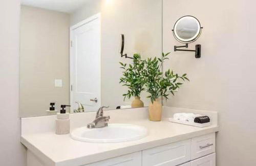 Stunning Water View 2BR · Jacuzzi & Rooftop Lounge - Foto 65