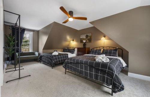 Lakefront Retreat, Mins to Dtown, Firepit, Hot Tub, Pet friendly! - Foto 29