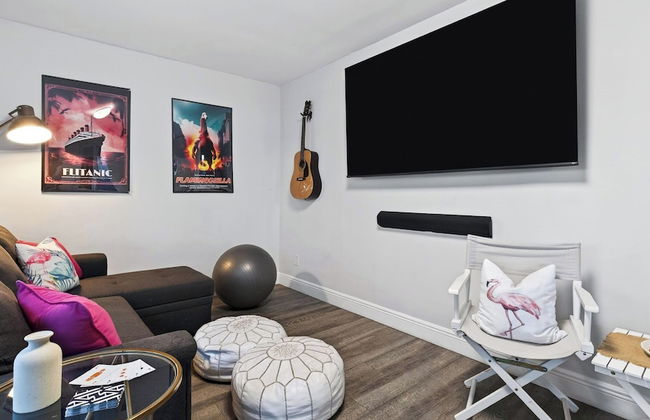 Hot Tub, Firepit, Deck | 10mins to Beach | Middle Terrace Cottage by AvantStay - Foto 19