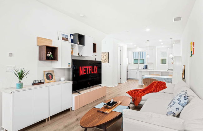 Chic Modern Retreat With Stunning Views 1360 Sqft - Photo 1