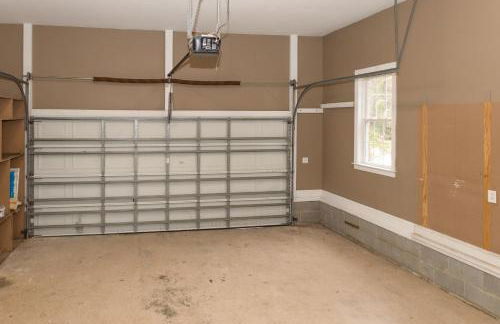 Exquisite home with pool, enclosed yard, fireplace, central AC, & washer/dryer - Foto 32