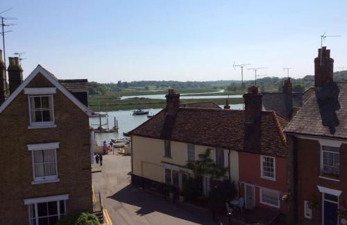 Charming Tudor riverside house - Foto 64