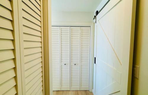 Island Glow Kailua Village #508 free assigned parking, AC, downtown, walk to restaurants, bars and the pier - Foto 47