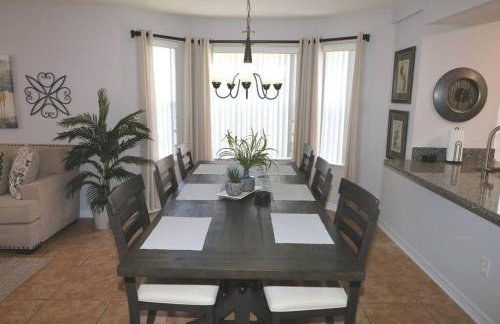 LOVE AT FIRST SIGHT! NEW Disney Home, Sleeps 6, Pool, Patio, NO Steps, LOW Rates! - Foto 5