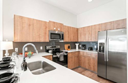 Riviere 3BR Apartment Stylish King Family Pets Friendly Pool & Gym Near Epic Universe - Foto 2
