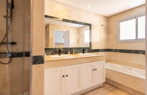 Fantástico Ático Dúplex en Marbella, con vistas al mar y a 300 metros de la playa - Photo 10