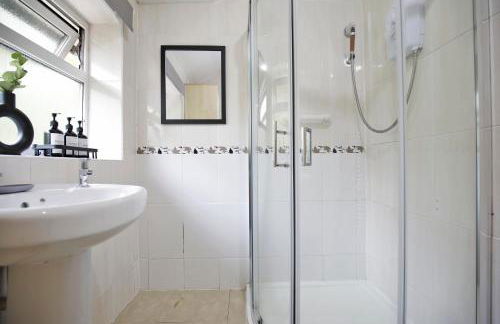 Spacious 3BR by Avalora Shortlets & Serviced Accommodations Queensway with big garden, Near train station - Foto 11