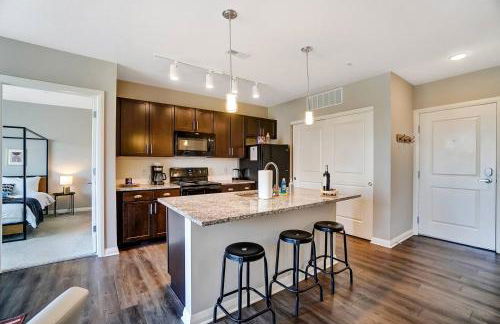 The Urban Oasis Garage Parking Walk-In Shower - Foto 9