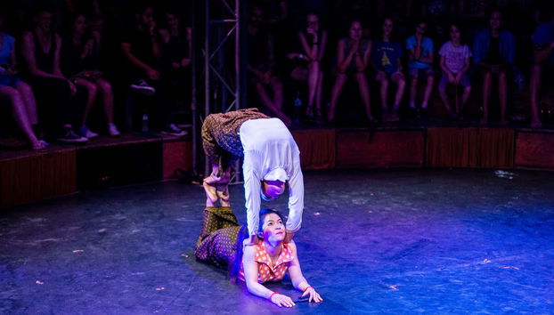 Dois dos atores de Phare, The Cambodian Circus