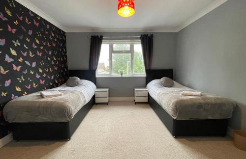 Luxurious Detached Holiday House Free Parking near Airport Town Centre Railway Station - Foto 28