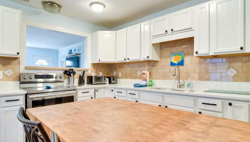 Lovely St Pete Beach Cottage, Walk to Beach and Town - Foto 2