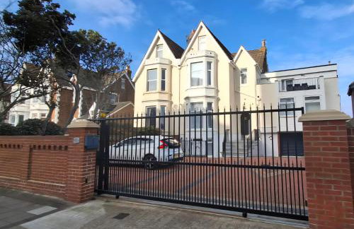 By-the-Beach, Sea view 2 bedroom Loft Studio Apartment & Free Parking - Foto 1