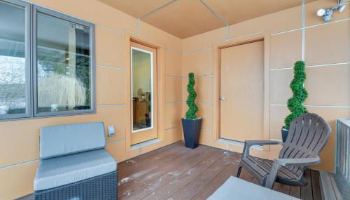 Couples Retreat Near UVM! Unique Studio with Deck - Foto 3