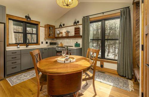 Romantic 1BR Cabin w Hot Tub Near Carbondale - Foto 6