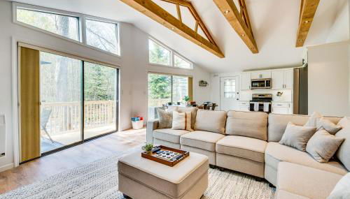 Deck and Community Perks Bright Pocono Lake Home! - Foto 5