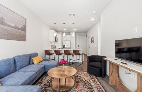 Poolside Luxury 1BR w Private Patio - Photo 8