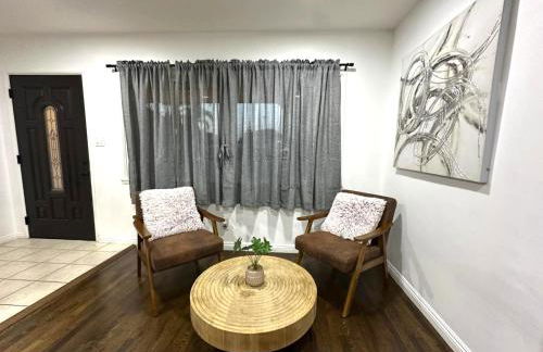 Cozy 3BR Home With Pool, Yard, Garage, and 80 inch TV! - Foto 14