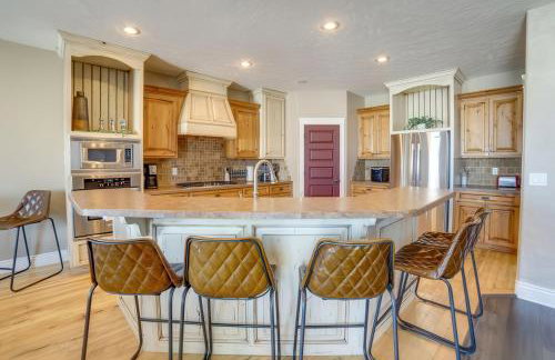 Rigby Gem with Hot Tub Theater Game Room Grill - Foto 27