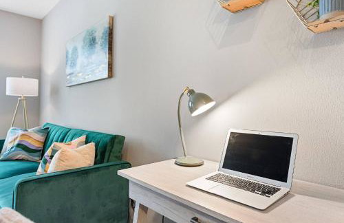 5-Star Irvine | Luxe 2BR w/ Pool, Gym & Parking - Foto 5