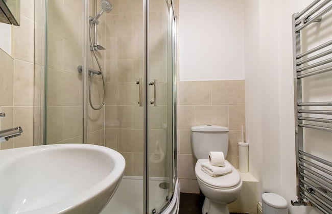 Impeccable 2-bed Apartment in Gateshead - Photo 21