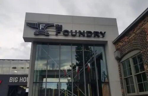 Spacious Riverfront Suite - Close to Downtown - Foto 27