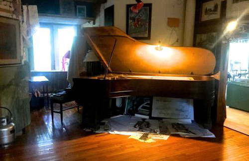 Eclectic Riverfront Log Cabin and Artist Retreat for Groups in Castle Hayne, North Carolina - Foto 19