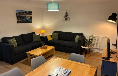 Stylish 3 bed home with allocated parking for 2 - Photo 2