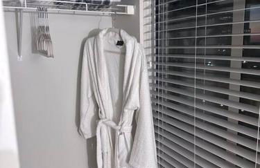 Luxurious 2 Bedroom Downtown City Views! - Foto 44