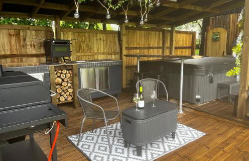 Lynbrook Haybarn, Hot tub and outdoor kitchen, New Forest - Foto 4