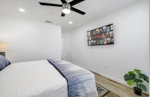 Arlington Entertainment District Home Green & White Door - Foto 77