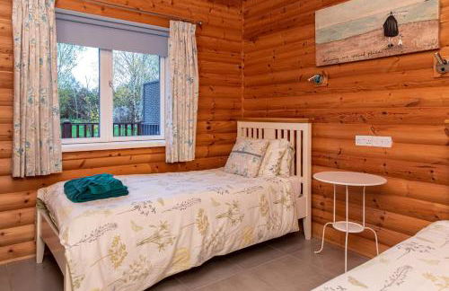 Teal Lodge - Nordic Log Cabin with private hot tub - Foto 14