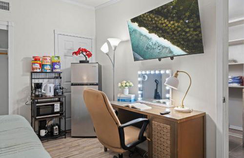 Entire Private Studio with King Bed, Bathroom, 1 Parking, Available Now - Foto 8