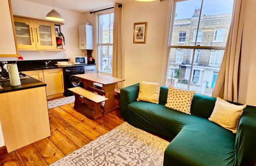 Lovely 1 Bed Apartment a step to Zone 2 Station - London - Foto 1